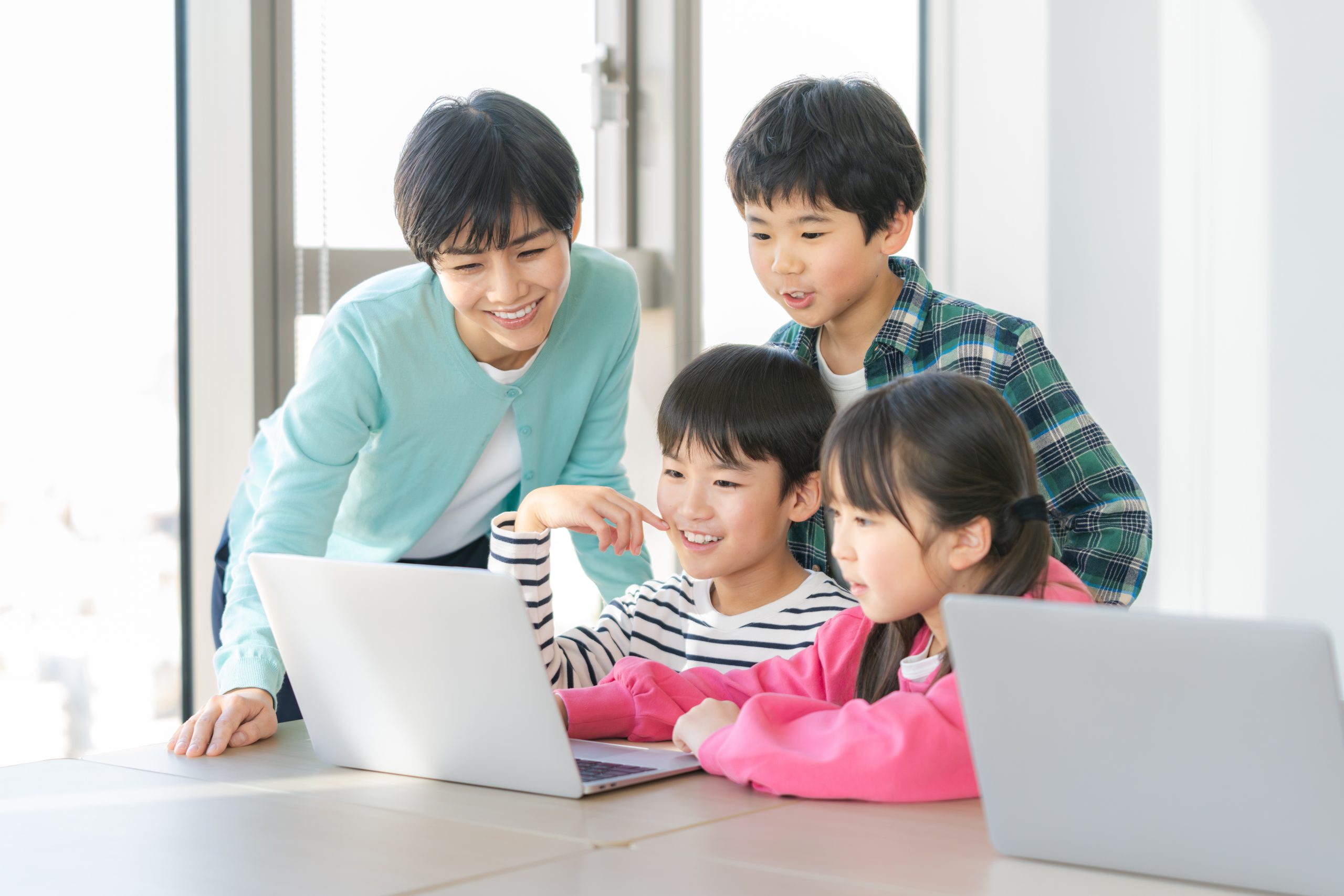 パソコン学習をする子供